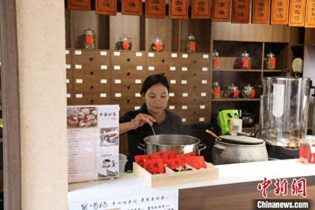 图为广西来宾市象州县青年潘婷在茶舍制作古琶茶创意产品象州八宝茶。 谢华 摄