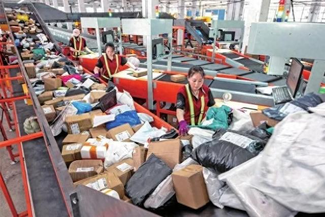 快递企业工作人员忙着分拣、扫描出库等工作。图源：新华社