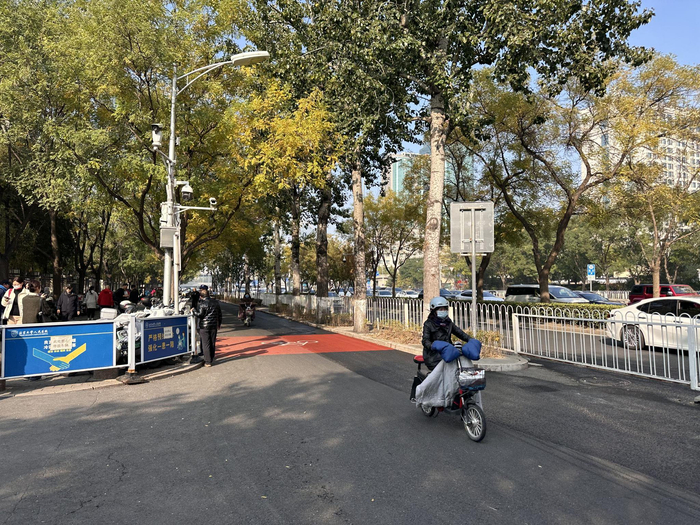 北京大学人民医院西直门院区东门外，邻近二环辅路的出入口已经封闭，避免随意停车影响道路交通。新京报记者 王贵彬 摄