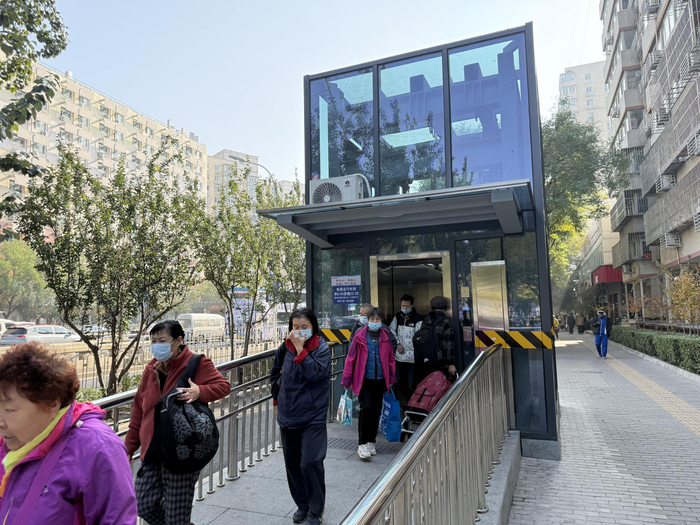 北京大学人民医院西直门院区东门外的地下通道今年新增设了无障碍电梯，方便老年和行动不便的患者出行。新京报记者 王贵彬 摄
