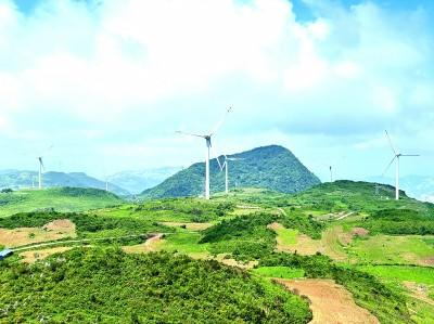 文山州丘北县高原山地百万千瓦风电基地的电机组正高速运转。 光明日报记者徐鑫雨摄/光明图片