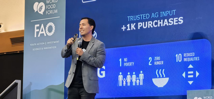 ▲2024全球农创客大赛金奖得主秘鲁队队长罗宾逊在科学与创新论坛上分享数字农业方案