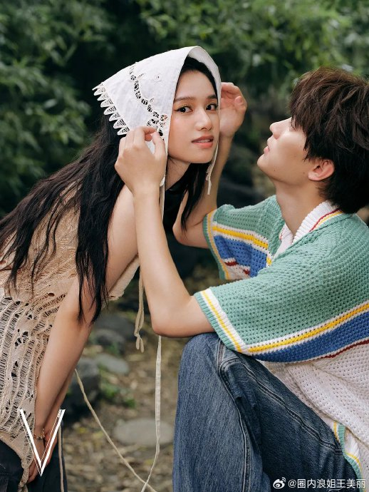 《焕羽》周翊然张婧仪,双人杂志来啦,周翊然的这个眼神也太有感觉了…
