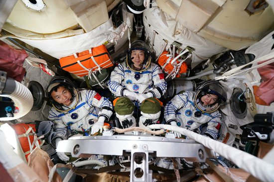     5月23日，神舟十九号乘组在进行飞船程序训练（从左至右分别是宋令东、蔡旭哲、王浩泽）。孔方舟/摄