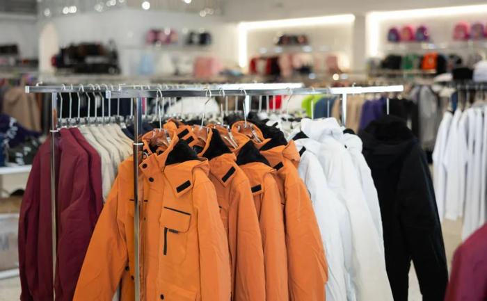 ▲资料图:商场中的羽绒服。图/新华社