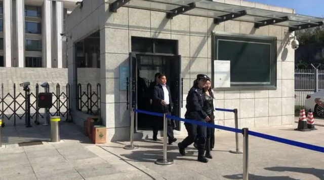 宣判结束，杨妞花走出贵阳市中级人民法院。中青报·中青网记者 李雅娟/摄