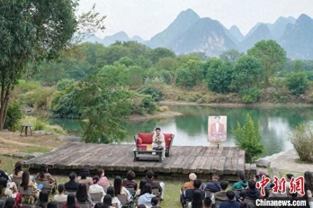 10月29日，演员乔杉在桂林艺术节艺术大讲堂主讲《努力让观众不皆大悲伤》。陈冠言 摄