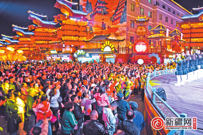 十一假期，游客在天山明月城观看精彩的节目表演。（乌鲁木齐晚报资料图片）