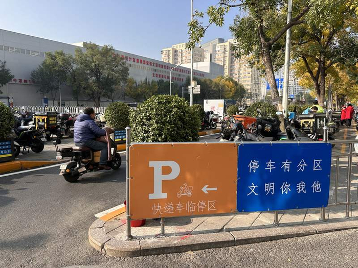 商场外为快递车辆设置了临停区。新京报记者 王贵彬 摄