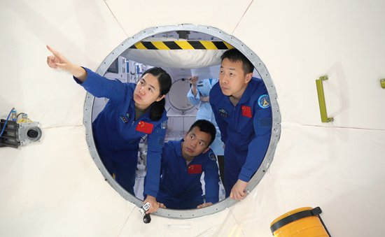    2023年11月9日，神舟十九号乘组在组合体模拟器训练（从左至右分别是王浩泽、宋令东、蔡旭哲）。孔方舟/摄