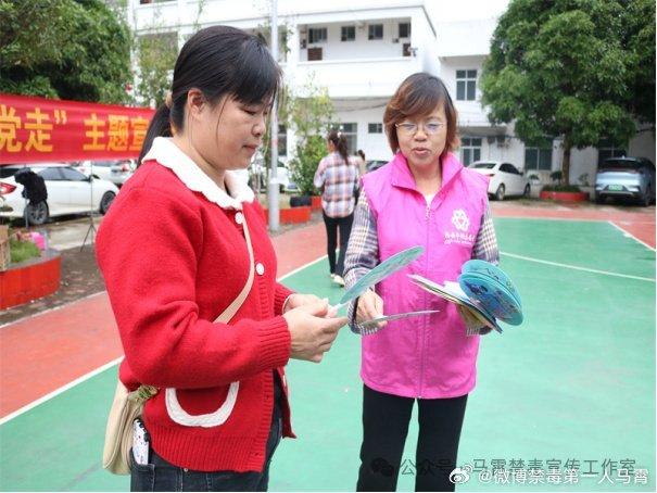 闹铃在吵，喜鹊在叫，你在笑，我在祈祷：愿你天天没烦恼！