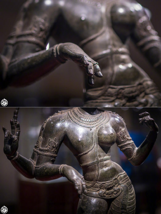 词语还未落在地上,湿婆和帕尔瓦蒂便合二为一,一边是他,一边是她.