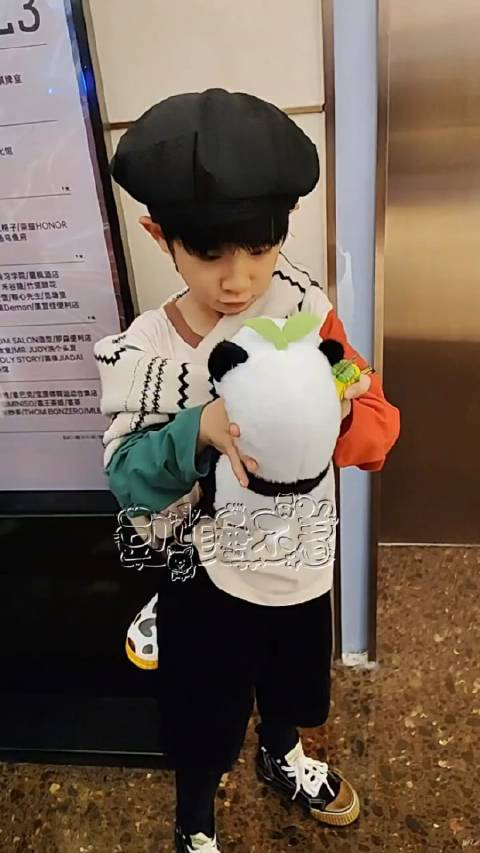 孩子小猪鼻子也很萌长大后不准动哦