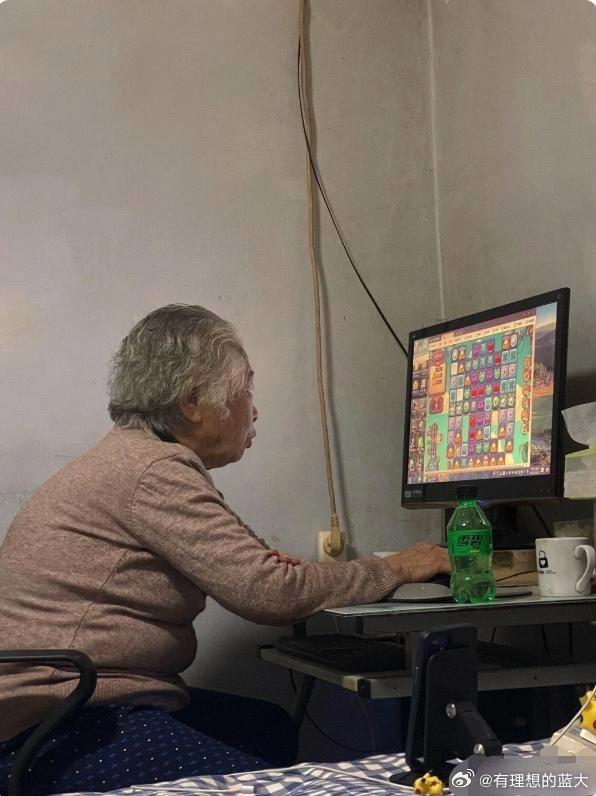这位奶奶的生活真是令人艳羡不已