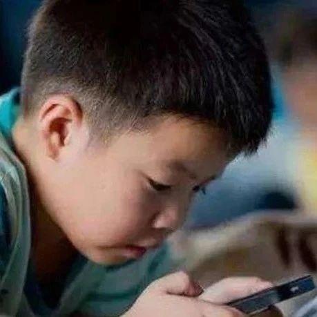 靠手机带娃的年轻父母们
