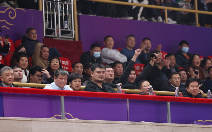 姚明现身CBA看台。 新京报记者 王飞 摄