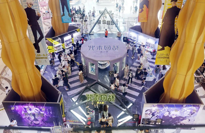 ▲2024年8月1日，上海二次元IP融入商业旅游地标，咒术回战等快闪店人气旺。图/IC