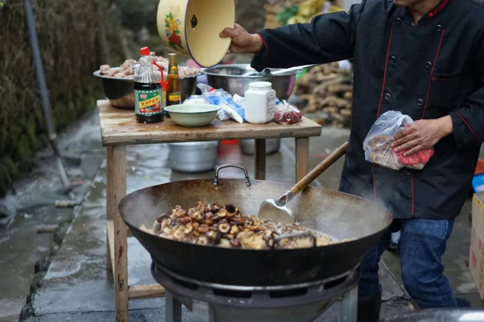 烹饪时会产生大量污染空气的油烟 / 图源：Unsplash