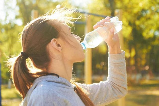 大学门口不放饮料后如何解决口渴痛点_扫码取水机省60%开支