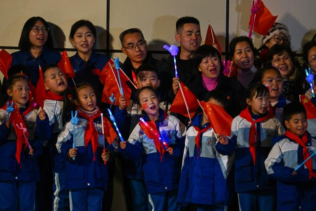 孩子们为航天员加油助威。记者 王晓博 摄