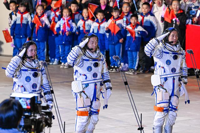 航天员领命出征。记者 王晓博 摄