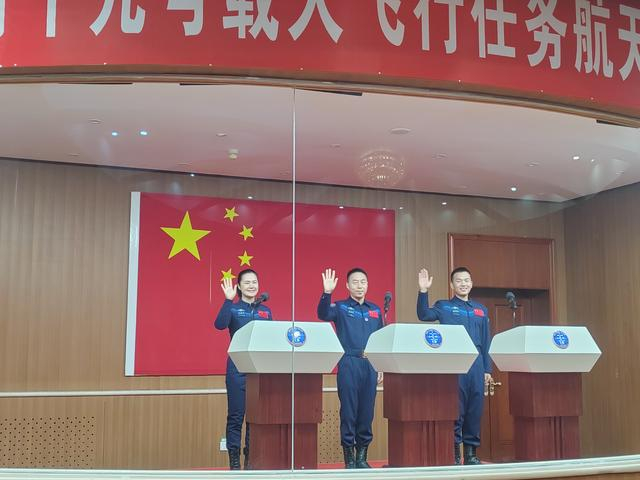 蔡旭哲、宋令东、王浩泽3名航天员在问天阁与中外媒体记者集体见面。记者 康丽娜 摄