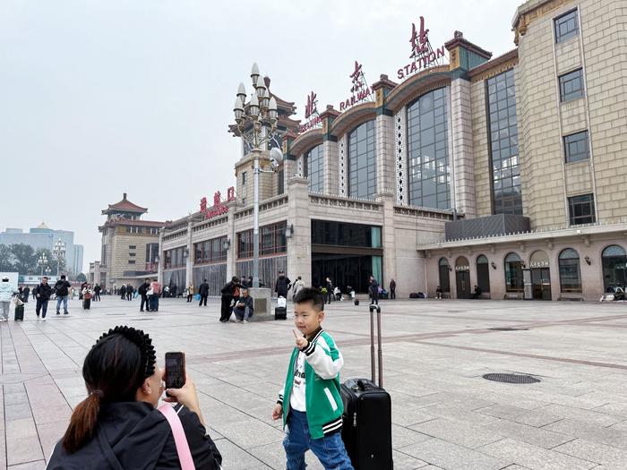 上图：2020年6月27日，北京站站前广场，进站口主体建筑前搭建了临时遮阳棚。