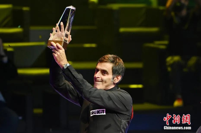 资料图：罗尼-奥沙利文高举冠军奖座。李志华 摄