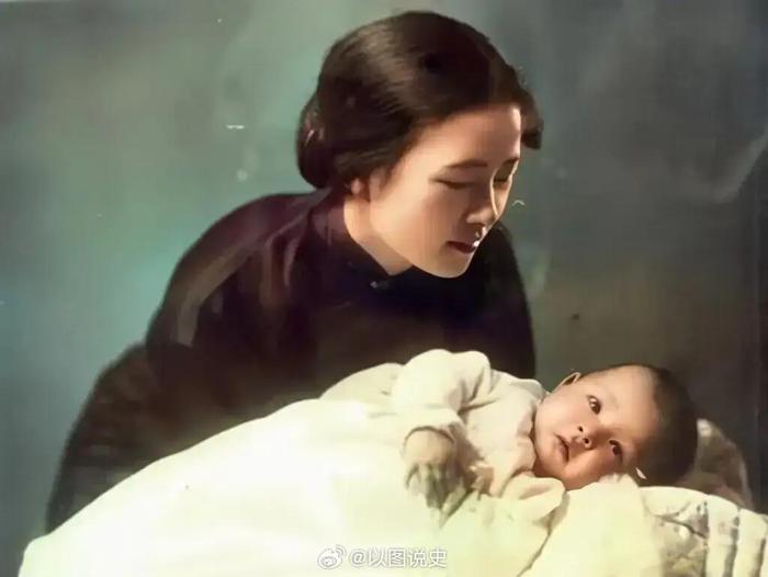 梁再冰家中，至今挂着一张她婴儿时期和母亲的合影