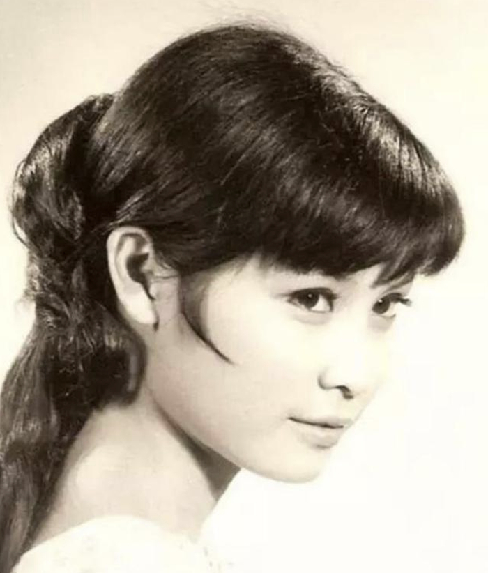 而第二张照片是40年前,李丽丽拍摄《白发魔女传》的剧照,照片中还有