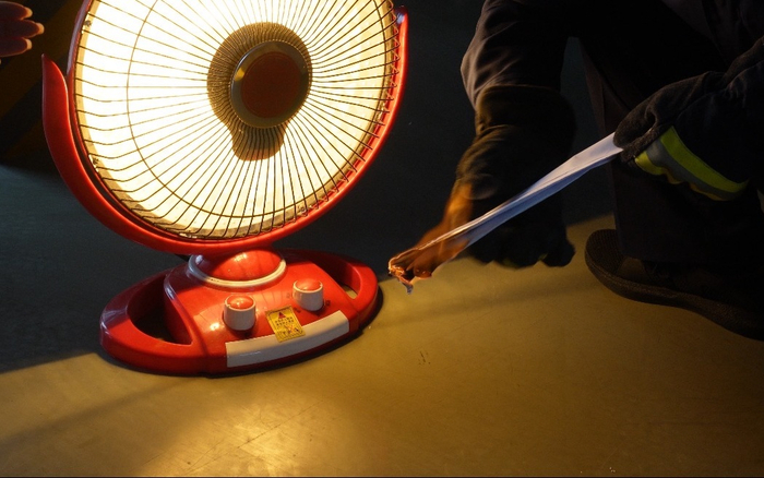 纸条被引燃。 新京报记者 左琳 摄