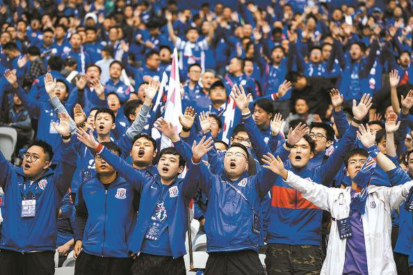             身穿申花球衣的球迷为球队助威  本报记者  李铭珅  摄          