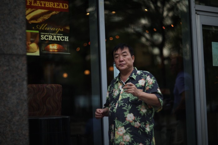 2013年，费明在国外旅游。受访者供图