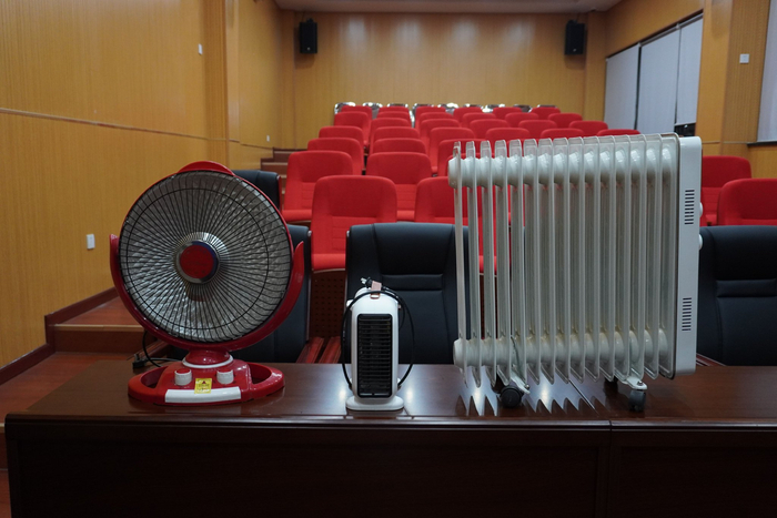 新京报记者购买的“小太阳”、暖风机和电暖气。 新京报记者 左琳 摄