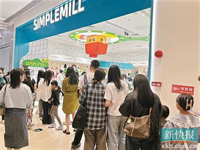 ■广州Jellycat代理商朴坊SIMPLEMILL广州乐峰广场店，吸引了大量顾客排队购买。