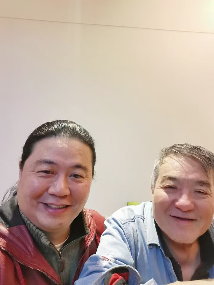 2021年，汪海林（左）到养老院看望费明，汪海林形容两人在一起“永远激情四溢，永远吊儿郎当”。受访者供图