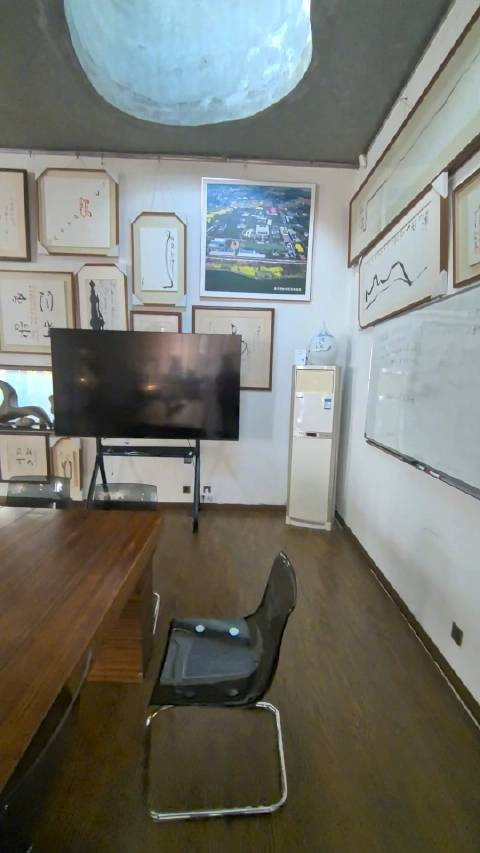 作为烟鬼,咱办公室没啥烟味,因为,咱建了一根烟囱(吸烟有害健康)