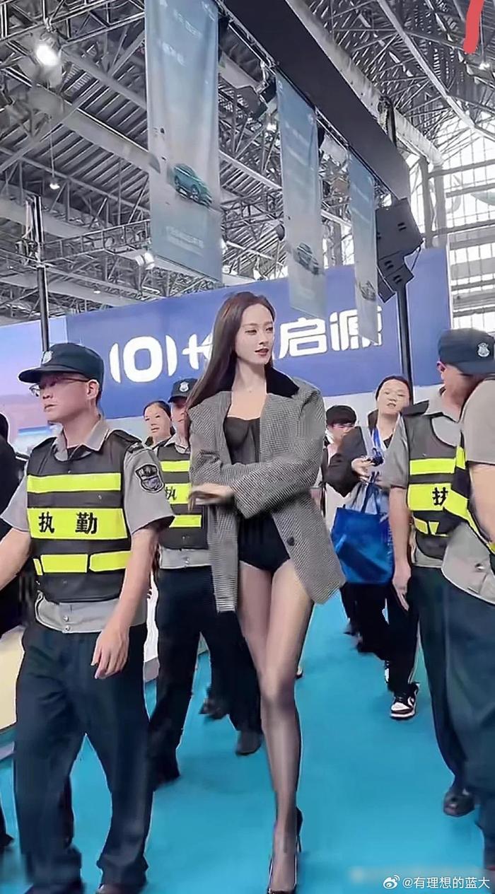 怪不得这么多保安！就这双腿，要不容易伤到人，要不容易让人流鼻血！