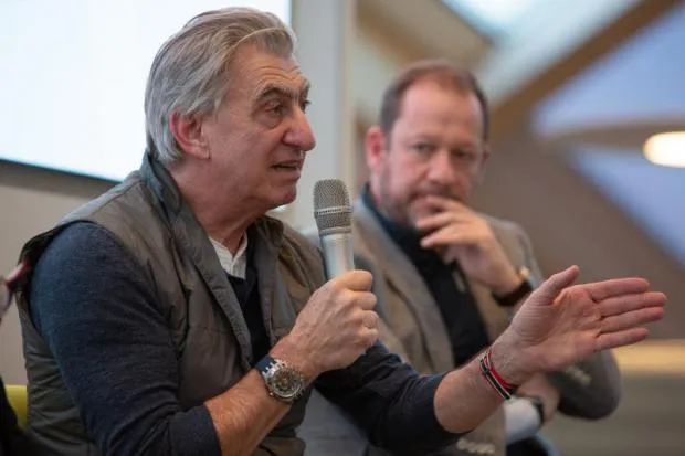 斯沃琪集团CEO尼克·海耶克佩戴Swatch FLYMAGIC