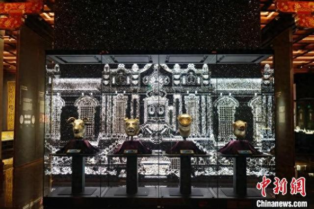 图为保利美高梅博物馆展出的圆明园十二兽首中牛首、虎首、猴首、猪首4件铜像。中新社记者 郑嘉伟 摄