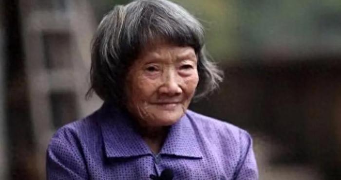 老人欠银行3000元，行长上门收款，当老人拿出钱来时，瞬间泪目了