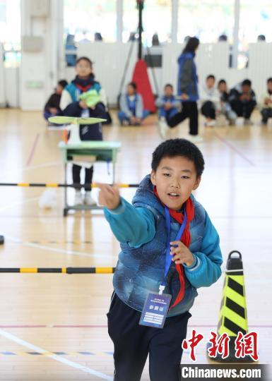 图为参赛选手进行纸飞机靶标赛。中新社记者 于晶 摄 