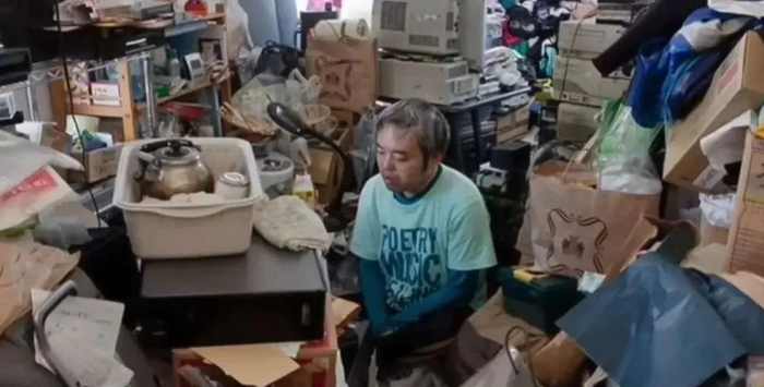 图 | 被垃圾包围的蛰居者