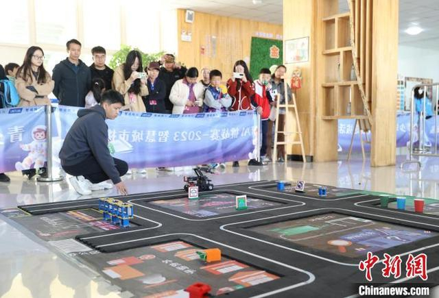 图为市民参观青少年机器人竞赛。中新社记者 于晶 摄 