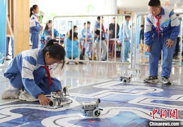 图为参赛选手进行青少年机器人竞赛。中新社记者 于晶 摄 