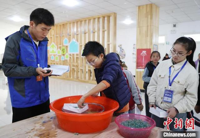 图为参赛选手进行纸船承重赛。中新社记者 于晶 摄 