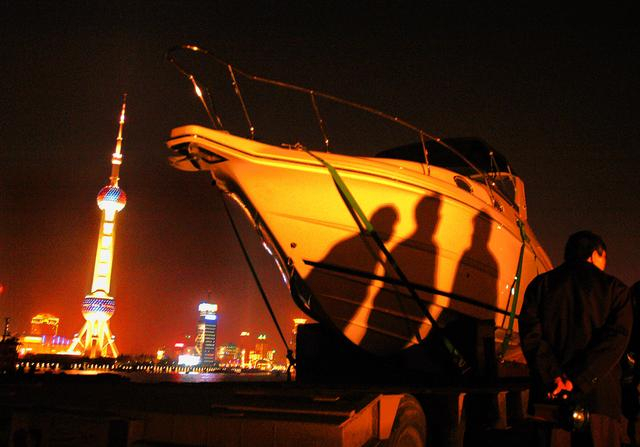 黄浦江第一艘私家游艇下水。王杰 摄 