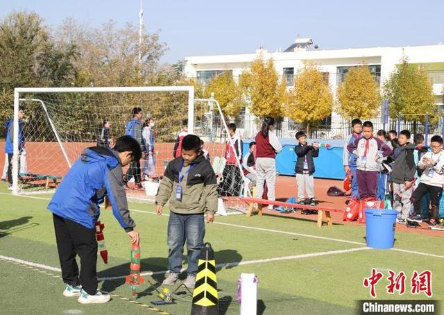 图为参赛选手进行水火箭打靶赛。中新社记者 于晶 摄 