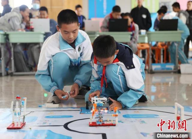 图为参赛选手进行青少年机器人竞赛。中新社记者 于晶 摄 