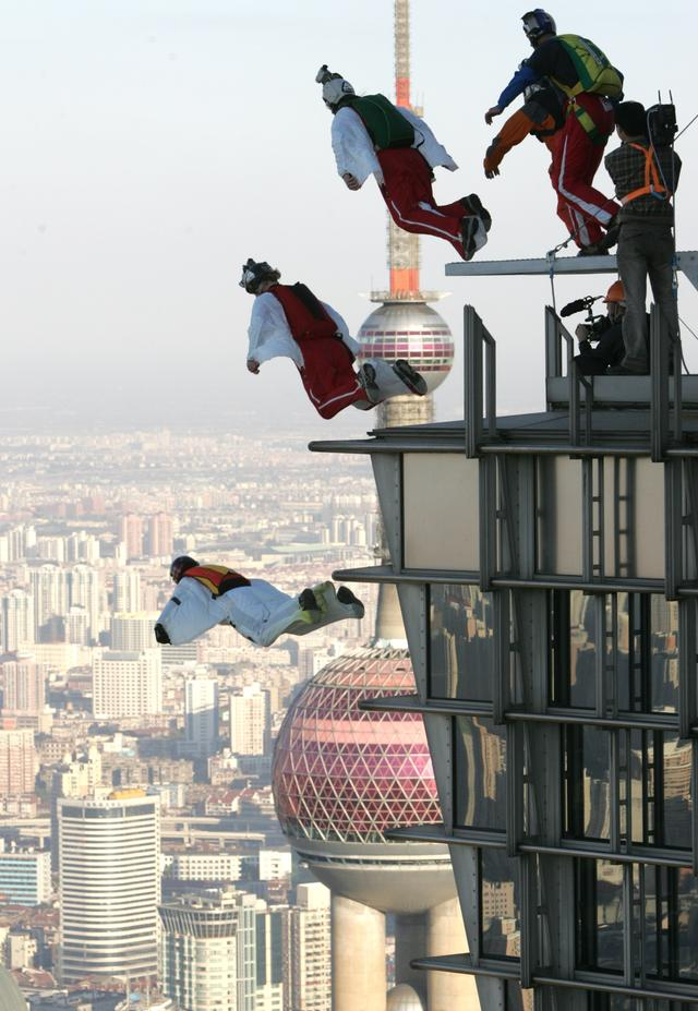 2003年10月6日，“中华第一高楼”金茂大厦88层平台上，低空跳伞运动员依次跳下。王杰 摄
